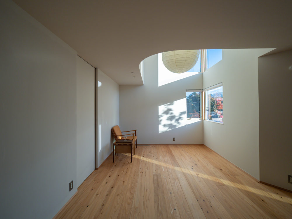 変形地に建つ「遊び」のある家;